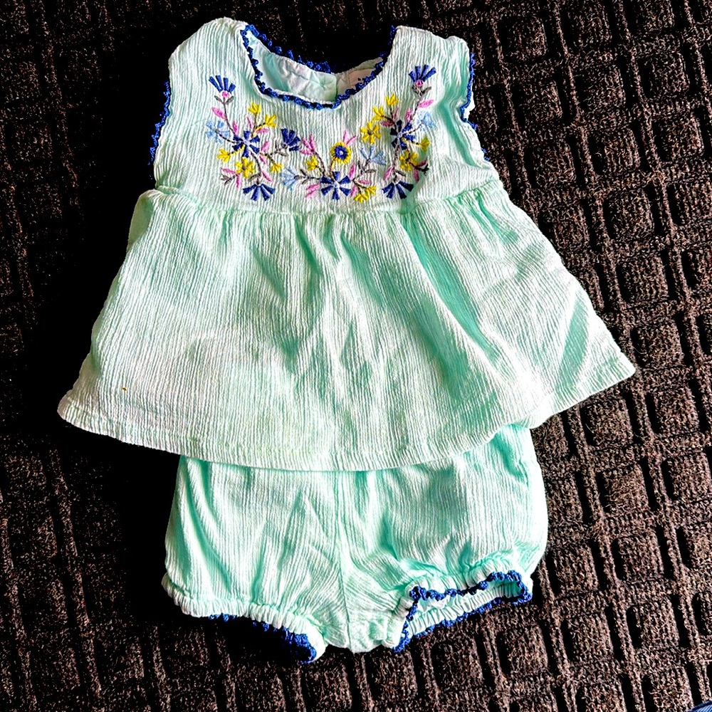 Gap 12-18m cotton gauze EUC top and shorts set, beautiful aqua with embroidery